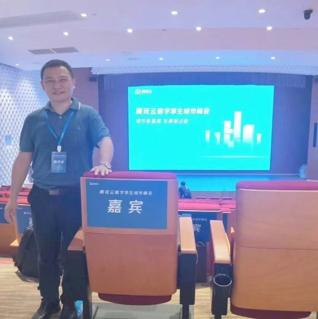 启石创始人照片